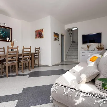 3 Bedroom Awesome In Prázdninový dům Vrsi