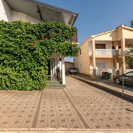 3 Bedroom Awesome In Prázdninový dům Vrsi