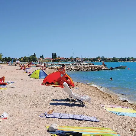 3 Bedroom Awesome In Prázdninový dům Vrsi