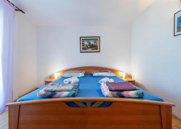 3 Bedroom Awesome In Prázdninový dům Vrsi
