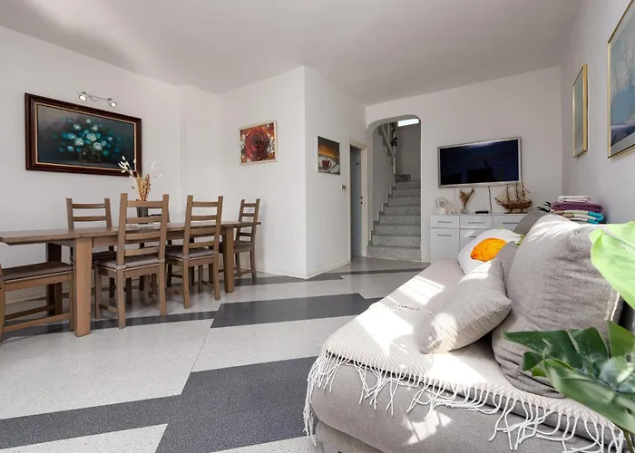 3 Bedroom Awesome In Prázdninový dům Vrsi