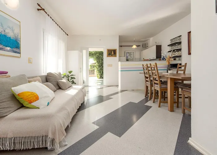 Prázdninový dům 3 Bedroom Awesome In *