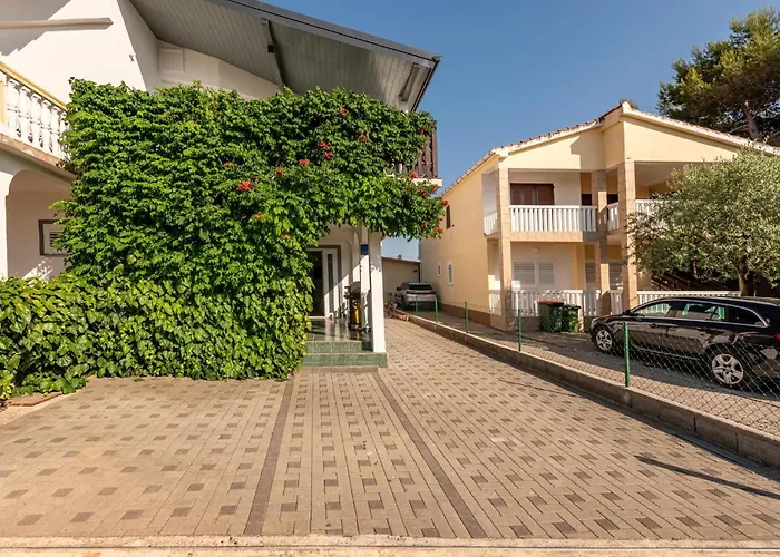 3 Bedroom Awesome In Prázdninový dům Vrsi